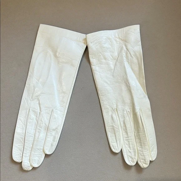 Elegant White Leather Gloves - Picture 2 of 4